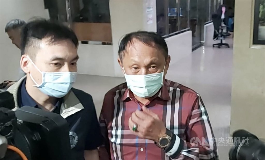 台北地檢署偵辦康友-KY董事長黃文烈涉嫌財報不實等案,懷疑國民黨立委吳怡玎的父親、前立委吳光訓(右)涉及操縱以康友股票為標的的認購權證牟利,25日約談吳光訓到案,26日諭令新台幣300萬元交保。中央社記者蕭博文攝 109年11月26日