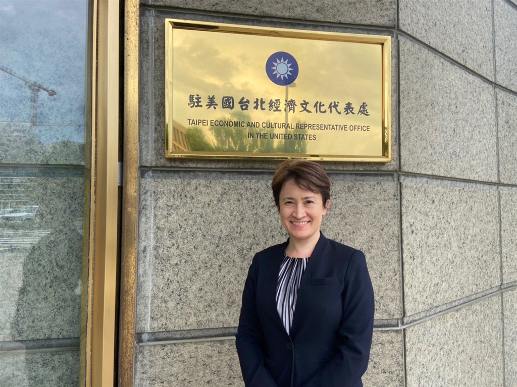 外交部26日說,駐美國代表處近日新增9人確診武漢肺炎,領務大廳即日起暫時關閉。駐美代表蕭美琴(圖)曾與確診人員接觸,正依規定居家隔離。(圖取自facebook.com/TECRO.USA)