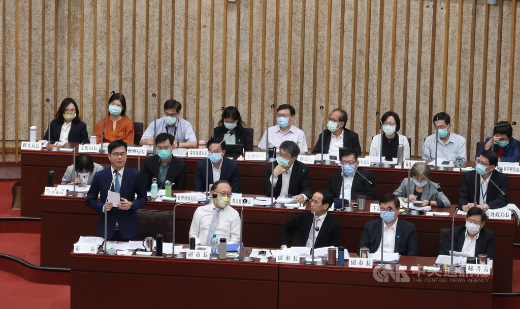 高雄市長陳其邁(前排左)26日在議會答詢表示,市府將加速辦理捷運黃線等3條捷運動工時程,「屆時會請大家出席動工典禮、請放心」。中央社記者王淑芬攝 109年11月26日