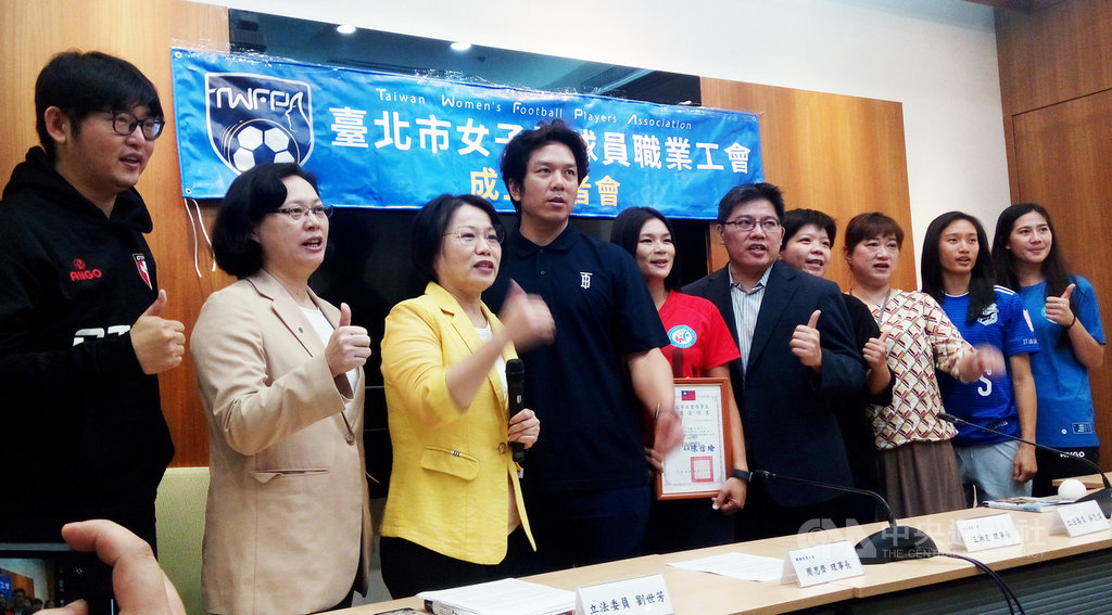 民眾黨籍立委賴香伶(左2起)、民進黨籍立委劉世芳、職棒球員工會理事長周思齊、女足球員工會理事長王湘惠、時代力量籍立委邱顯智等人26日在立法院舉行記者會,宣布女足球員工會正式成立。中央社記者施宗暉攝 109年11月26日