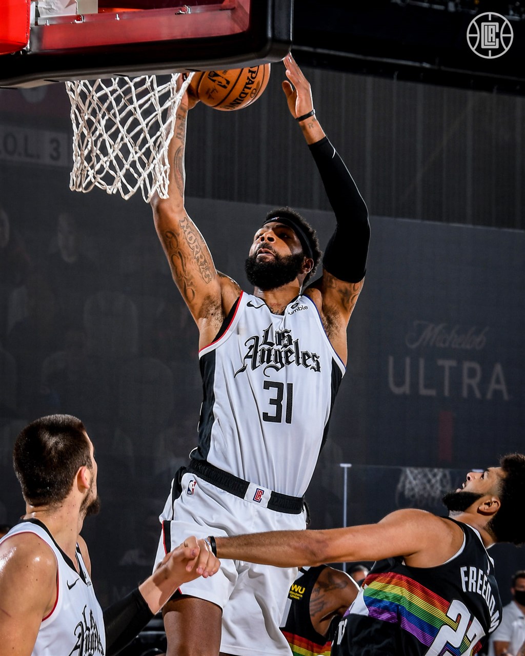 美國職籃NBA洛杉磯快艇宣布,成為自由球員的前鋒莫里斯(中)25日與快艇續約。(圖取自facebook.com/LAClippers)