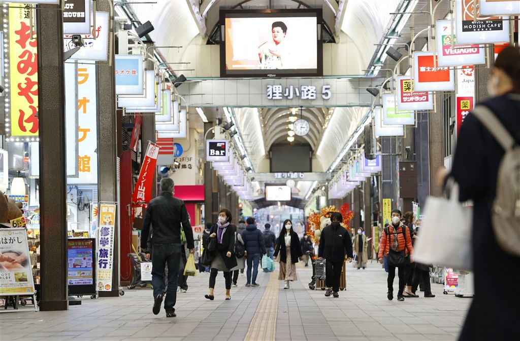 日本北海道疫情延燒,轄內最大城市札幌市到27日止的象徵性「封城」將結束,北海道政府26日決定延長2週。圖為札幌狸小路商店街。(共同社)