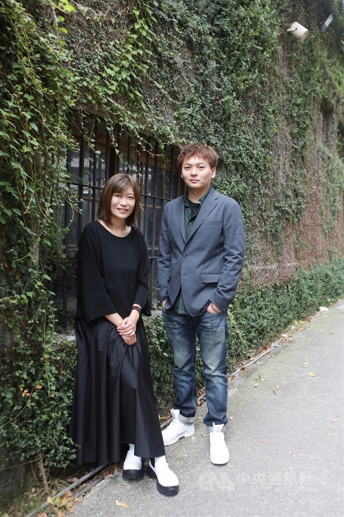 公視新創電影「訪客」製作人張玉川(左)和導演蔡佳穎(右)接受中央社專訪,分享幕後過程。張玉川是金鐘獎節目「台灣金頌」的幕後推手,蔡佳穎則是從美國洛杉磯取得電影藝術碩士學位的新銳導演,「訪客」是他的第一支長片作品。(公視提供)中央社記者葉冠吟傳真 109年11月26日