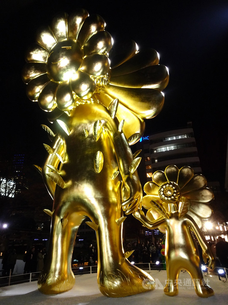藝術家村上隆在東京六本木推出雕刻新作「花花親子」,高達10公尺,閃爍金色光芒。他說,這作品雖高,但能擋住每秒60公尺的風速。他期盼藉此帶給大家活力與希望。圖為作品背面。中央社記者楊明珠東京攝 109年11月26日