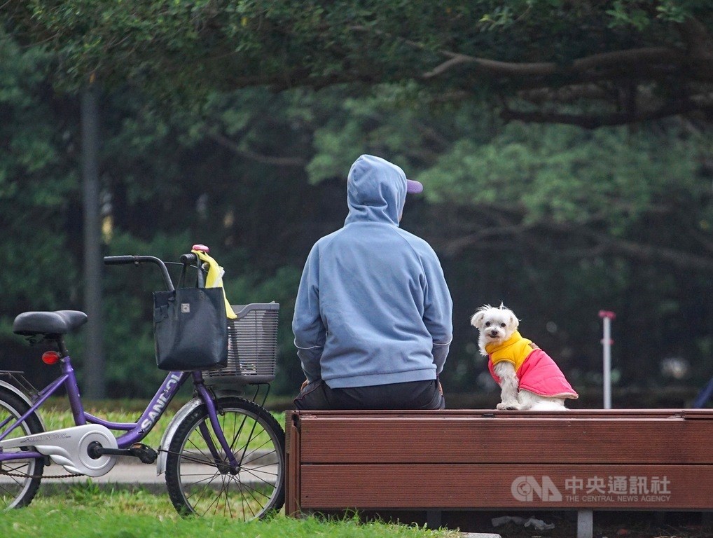 氣象專家吳德榮指出,27日東北季風南下,未來一週北台灣會是溼冷天氣。(中央社檔案照片)