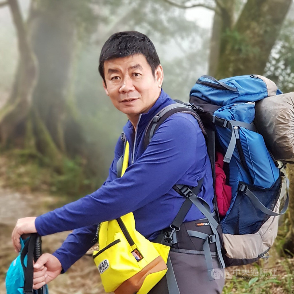 喜歡登山的退休員警葉志誠,民國90年擔任太魯閣國家公園的義務巡山員至今,儘管癌細胞已擴展到身體7個器官,但葉志誠照常登山、釣魚,今年他所創作的2篇小說,更連奪2座文學獎肯定。(葉志誠提供)中央社記者郭芷瑄傳真 109年11月27日