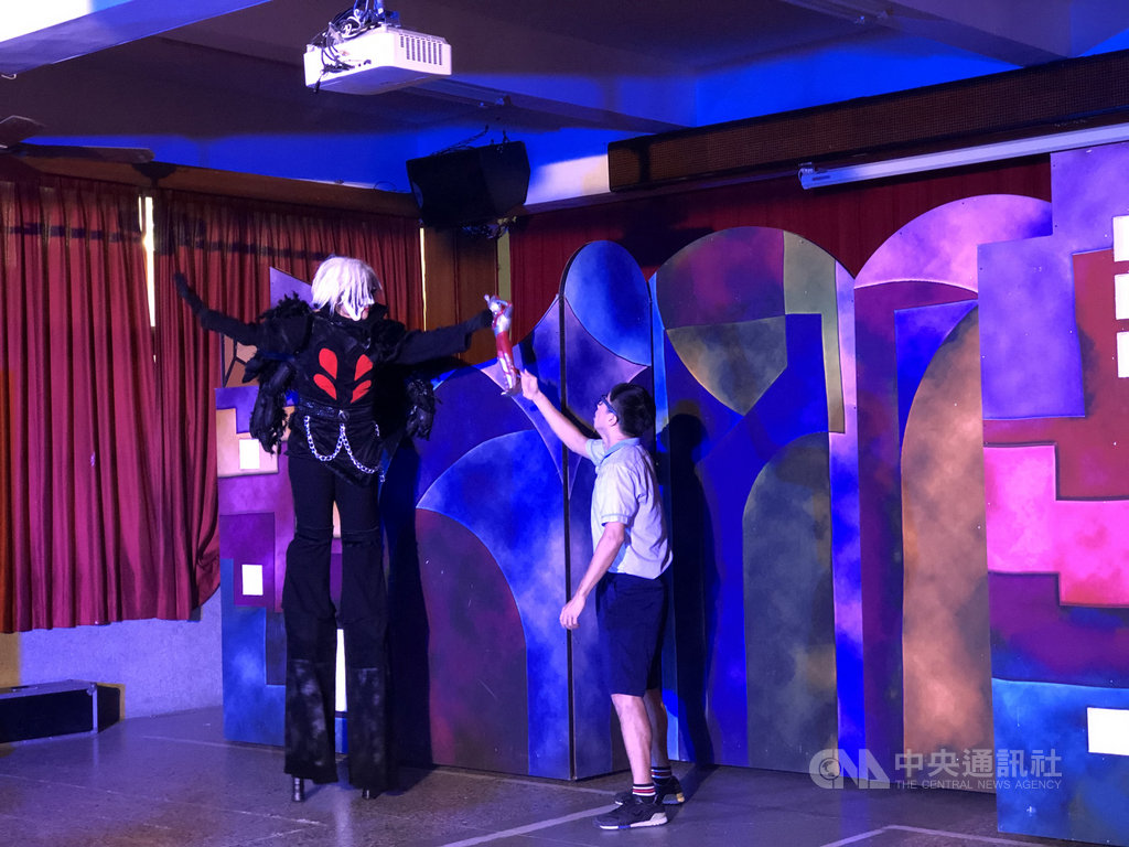 紙風車劇團推出「紙風車青少年反毒戲劇工程」到校園演出,希望透過70分鐘反毒劇為青少年築起反毒防火牆,以教育劇場形式取代說教。(紙風車劇團提供)中央社 109年11月27日