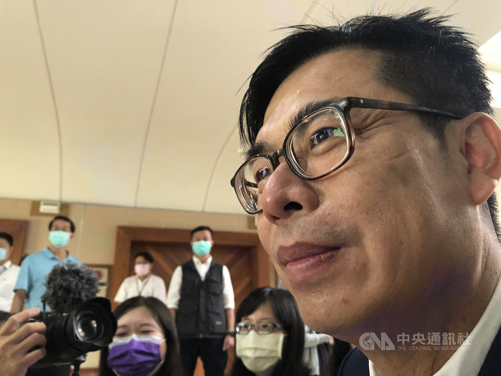 高雄同志大遊行將於28日在高雄市鹽埕區登場,市長陳其邁(右)27日表示,相愛的人在一起是基本權利,非常開心看到同志能在一起,祝活動順利平安。中央社記者侯文婷攝 109年11月27日