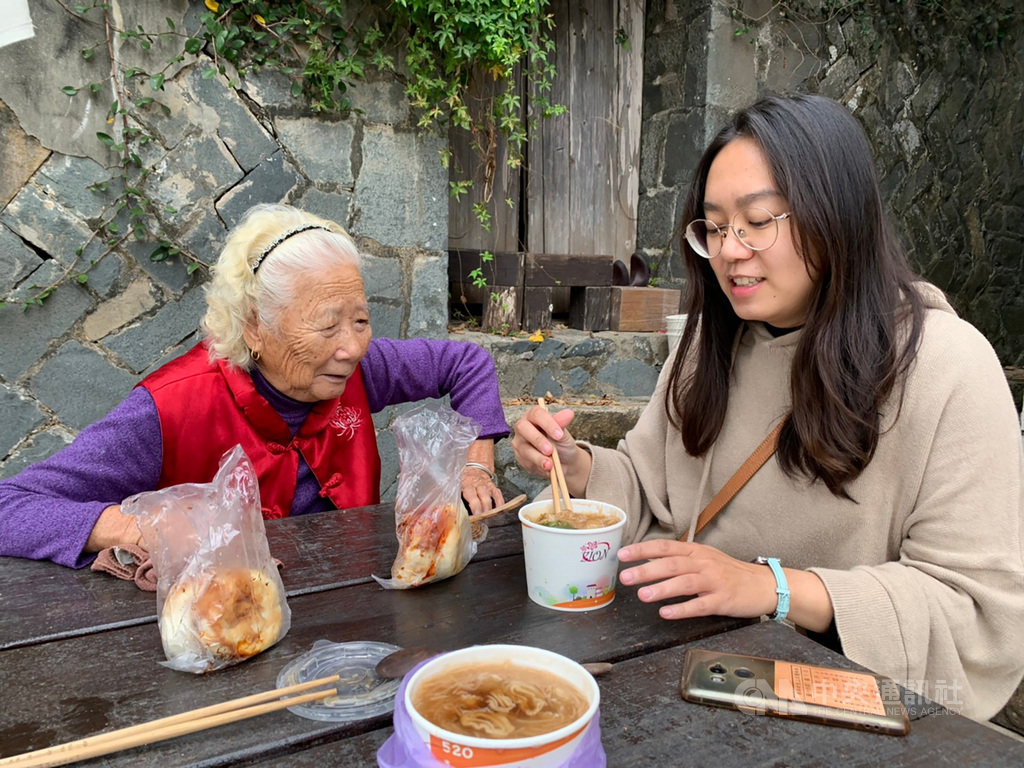 馬祖青年發展協會為讓長輩安心用餐,決定「服務到家」,總幹事林晏如(右)27日帶著志工前往長輩家中共食拜訪,藉此培養情感。中央社記者邱筠攝 109年11月27日