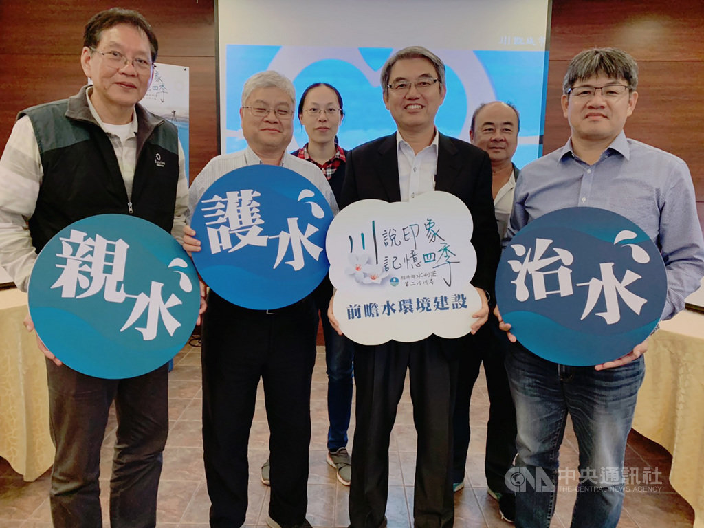 經濟部水利署第二河川局27日辦河川治理工作施政重點報告指出,新竹市頭前溪舊港島島內地勢低窪常積水,第二河川局利用閒置公有土地設置滯洪空間並串連至調節池,讓水流分攤延遲滯洪,解決積水問題。中央社記者郭宣彣攝 109年11月27日