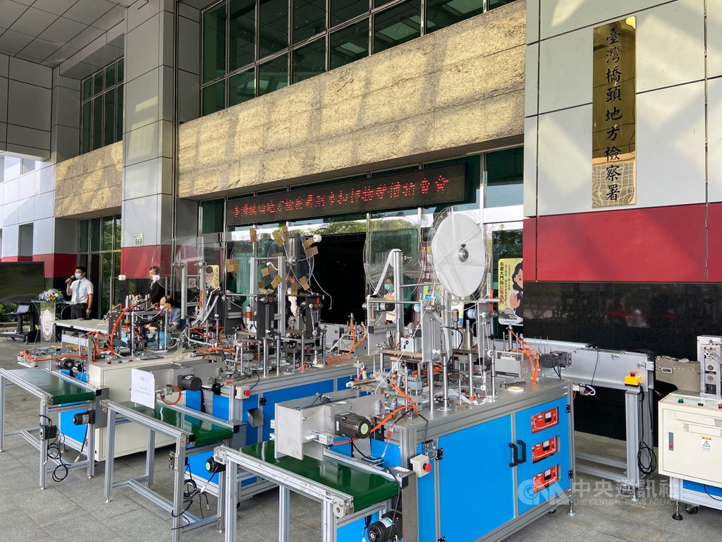 橋頭地檢署27日在大廳舉辦扣押物拍賣會,主要標的是因違反藥事法查扣的口罩製造工具機及原物料等扣押物,拍賣金額總計達新台幣105萬元。(橋頭地檢署提供)中央社記者洪學廣傳真 109年11月27日