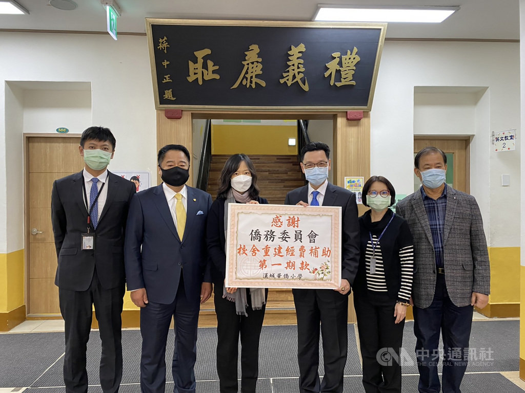 駐韓代表唐殿文(右3)與駐韓僑務組長呂素珍(右2)27日代表僑務委員會轉贈補助款。校方代表為華僑小學首席副理事長李忠憲(左2)、副理事長欒學讀(右1)、校長郭美華(左3)。中央社記者廖禹揚首爾攝 109年11月27日
