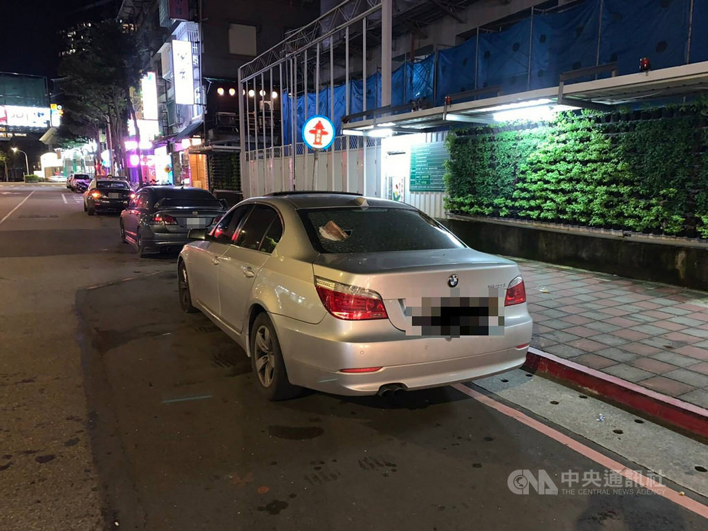 新北市吳姓男子疑因不滿周姓友人欠他新台幣300元不還,竟憤而砸壞對方汽車後擋風玻璃。周男報警處理,警方透過監視器畫面鎖定吳男,訊後將函送法辦。(民眾提供)中央社記者沈佩瑤傳真 109年11月27日