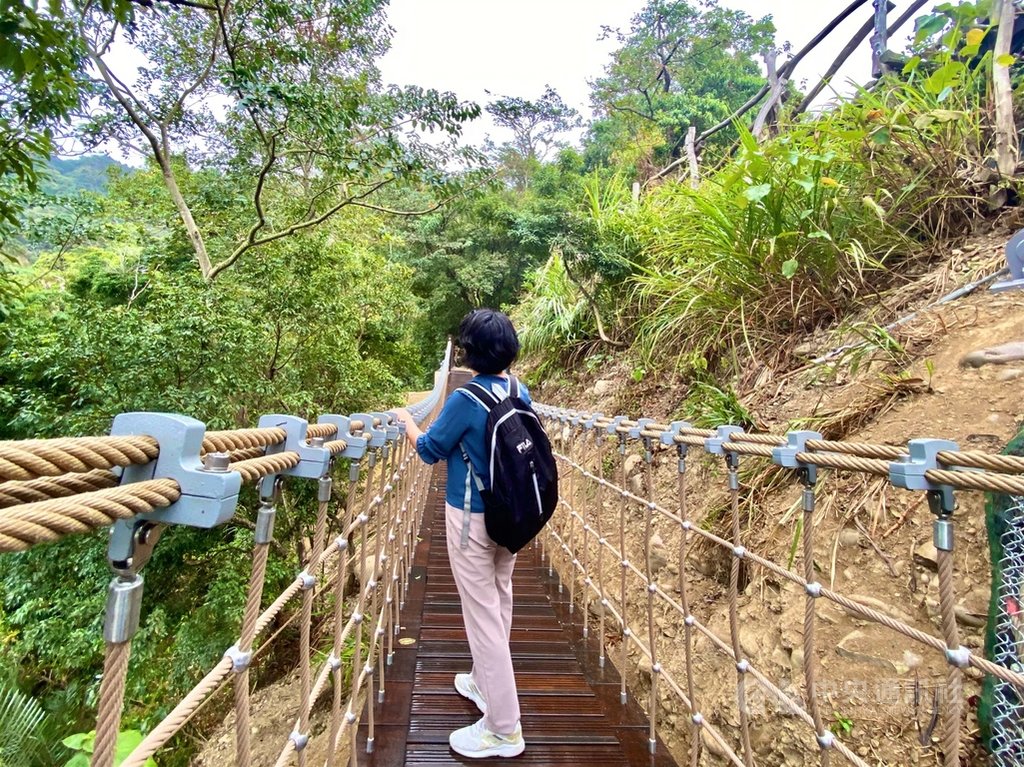 台中大坑3號步道因大雨毀損,經1年3個月花費新台幣千萬元整修,除提升步道安全及行走舒適度,更新建吊橋。(台中市觀旅局提供)中央社記者趙麗妍傳真 109年11月27日