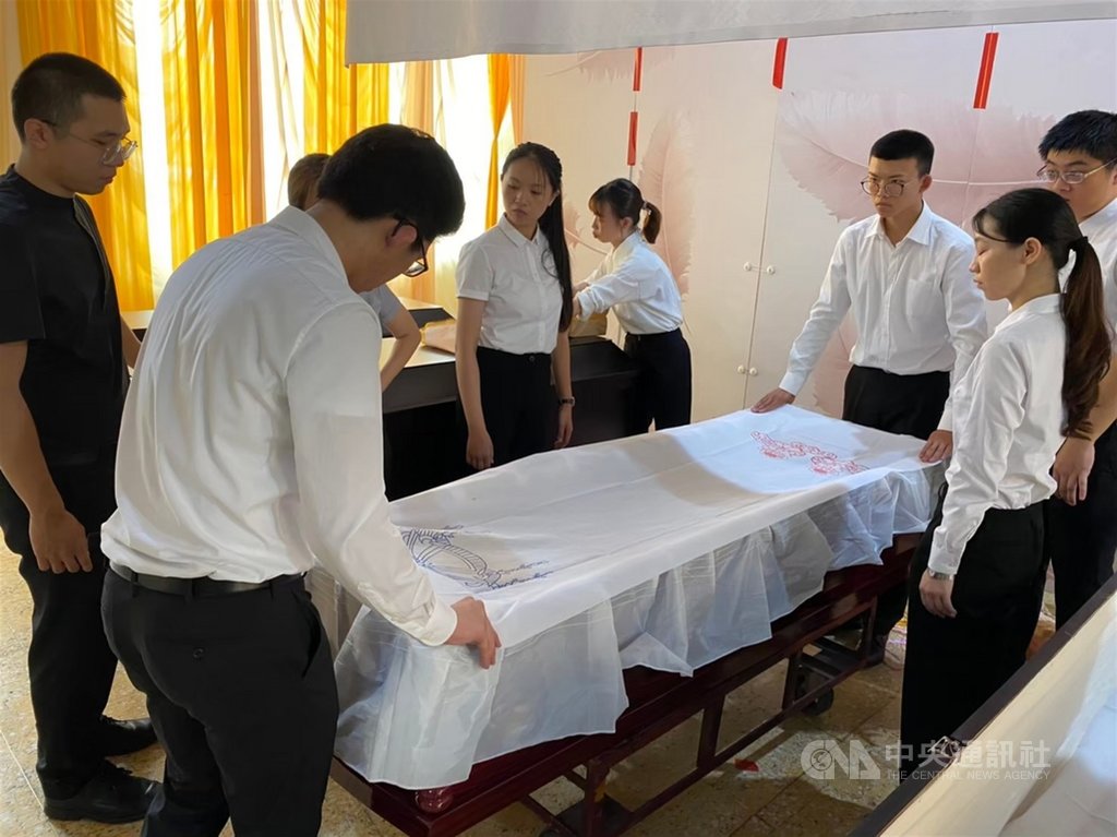 新北市殯葬管理處自民國107年起與國立台北護理健康大學生死與健康心理諮商系合作,安排有意投身殯葬禮儀服務業的學生至殯儀館實習,透過見習與理論結合,讓殯葬服務走向專業化、年輕化。(新北市民政局提供)中央社記者沈佩瑤傳真 109年11月27日