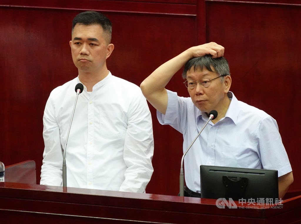 台北市文化局表示,音圖先期規劃就已估需新台幣70億經費,後重新檢視空間配置、設備需求及規格才提出81億。圖右為台北市長柯文哲、左為北市文化局長蔡宗雄。(中央社檔案照片)