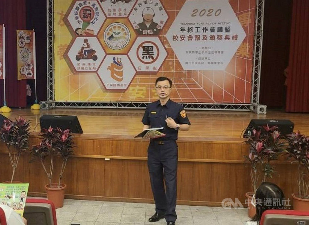屏東縣學生校外會26日舉行年終工作會議,邀請屏東縣內埔警分局長蔡耀順針對校外安全案例分析進行專題演講。(內埔警分局提供)中央社記者郭芷瑄傳真 109年11月27日