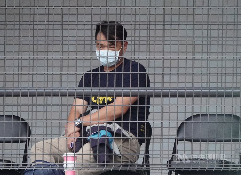 中職中信兄弟副領隊兼農場主管彭政閔27日到三重棒球場觀賞黑豹旗青棒賽8強賽事,被問起先前球團提到擴大農場的想法,他表示,若能擴大規模、留下人才當然更好,但還是要看球團規劃。中央社記者謝靜雯攝 109年11月27日