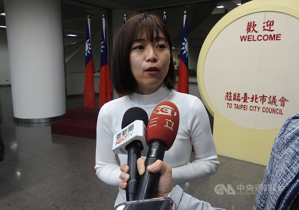 無黨籍台北市議員林穎孟日前遭助理控訴涉詐領助理費,林穎孟27日表示,先前媒體報導全屬不實,已依法終止2名辦公室主任契約關係。中央社記者劉建邦攝 109年11月27日