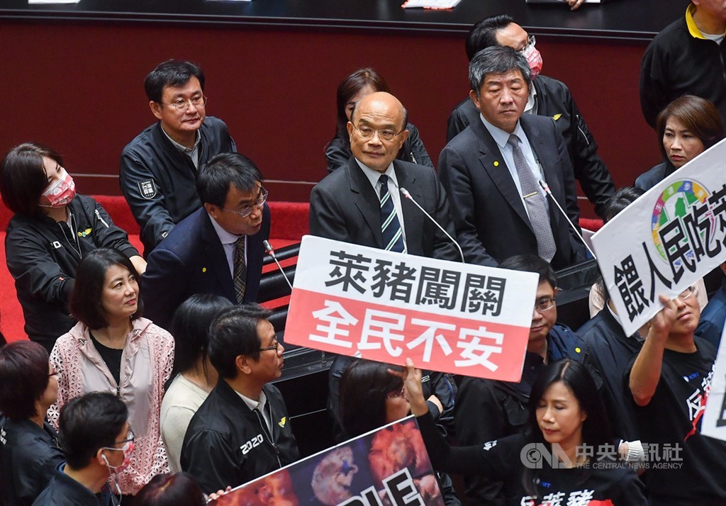 行政院長蘇貞昌(中)27日赴立法院進行施政報告並備質詢,與衛福部長陳時中(中右)、農委會主委陳吉仲(中左)一起在朝野立委抗議、鳴笛及口哨喧囂聲中,接受時代力量立委邱顯智質詢。中央社記者鄭清元攝 109年11月27日