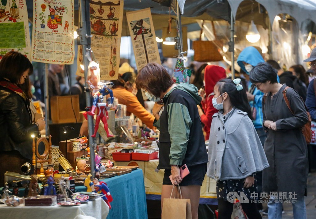 主計總處27日發布經濟預測,估2020、2021年經濟成長率分別達2.54%及3.83%,2021年每人GDP則首度突破3萬大關,升至3萬38美元。中央社記者裴禛攝 109年11月27日