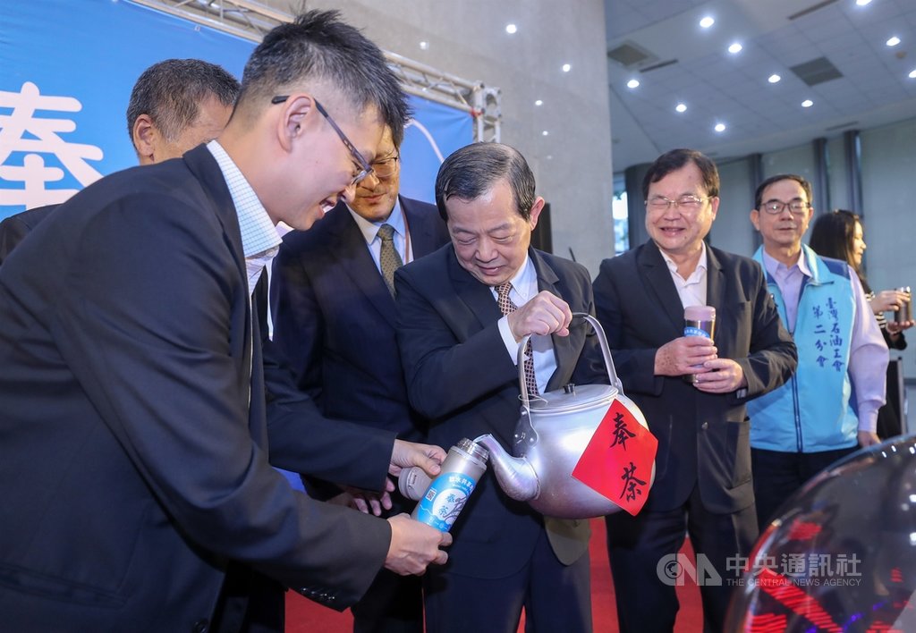 台灣中油響應行政院環保署「全民綠色生活政策」,中油董事長歐嘉瑞(前中) 27日在中油大樓主持「台灣中油給您奉茶」啟動儀式,親自為來賓倒茶,歡迎民眾攜帶容器到中油設置的奉茶點裝水飲用,落實減塑。中央社記者裴禛攝 109年11月27日