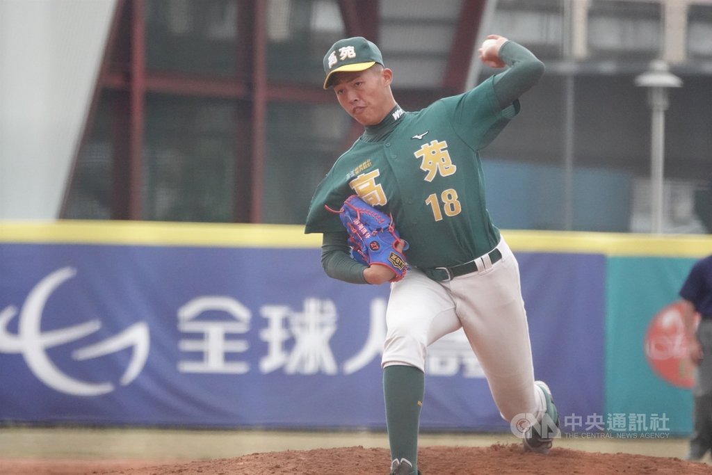 2020年黑豹旗全國高中棒球大賽8強,平鎮高中27日與高苑工商交手,高苑投手辛俊昇(圖)中繼登板。中央社記者謝靜雯攝 109年11月27日