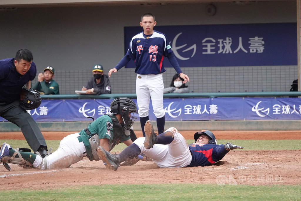 黑豹旗青棒賽8強,27日平鎮高中打線串聯搶分,終場以7比2擊敗高苑工商,連8屆闖入4強,下一戰與新竹市成德高中交手,平鎮總教練吳柏宏表示,希望可以扳回一城。圖為27日比賽本壘攻防畫面。中央社記者謝靜雯攝 109年11月27日