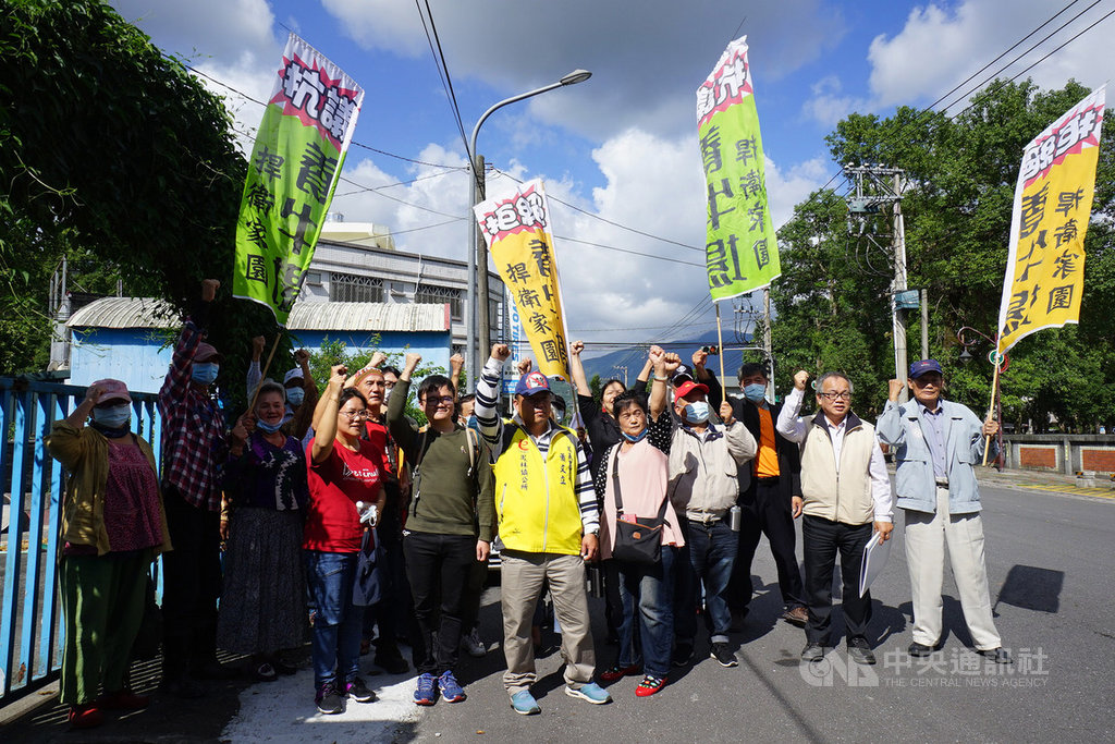 花蓮縣政府農業處27日在光復鄉舉辦新設置畜牧場管理自治條例草案說明會,當地居民對畜牧場與住宅周界熱烈討論,認為300公尺距離太近,應拉長至1公里以上。中央社記者張祈攝 109年11月27日