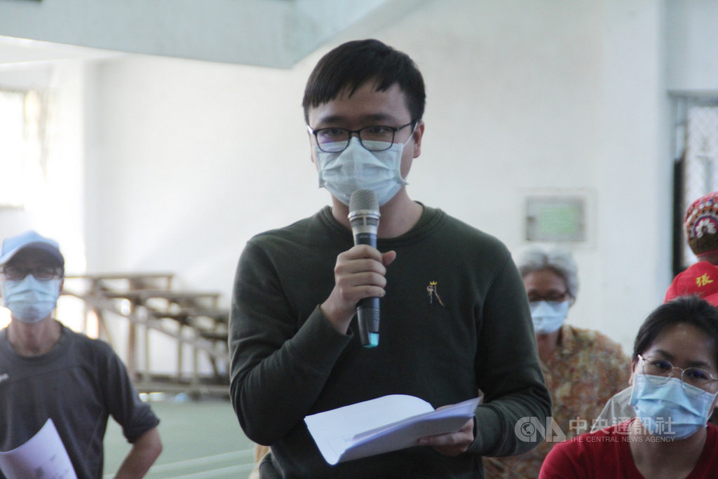 花蓮縣政府農業處27日在光復鄉舉辦新設置畜牧場管理自治條例草案說明會,花蓮中區青年小組陳慶元建議縣府在畜牧場管理採多元管制,依據不同禽畜密度、種類,訂定不同規範及污染管制。中央社記者張祈攝 109年11月27日