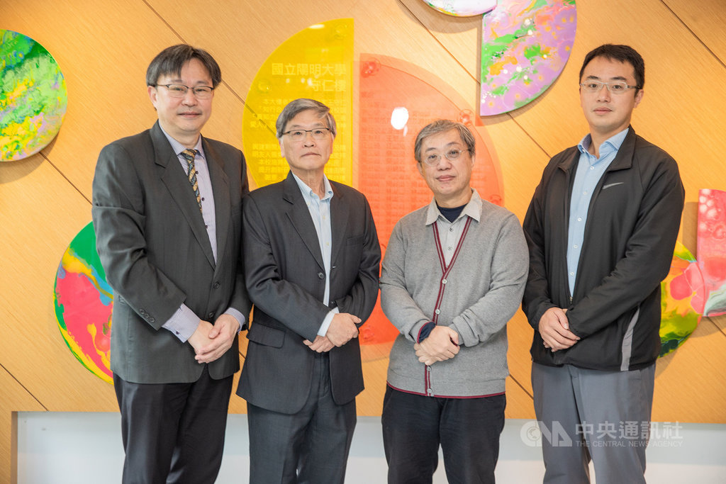 陽明大學藥理所講座教授邱士華(左起)與教授黃自強、生物藥學所教授何國牟等人組成的研究團隊,成功以血液在人體外培養出3D立體的肺臟類組織,未來將可應用於遺傳性疾病的藥物研發。(陽明大學提供)中央社記者陳至中台北傳真 109年11月27日