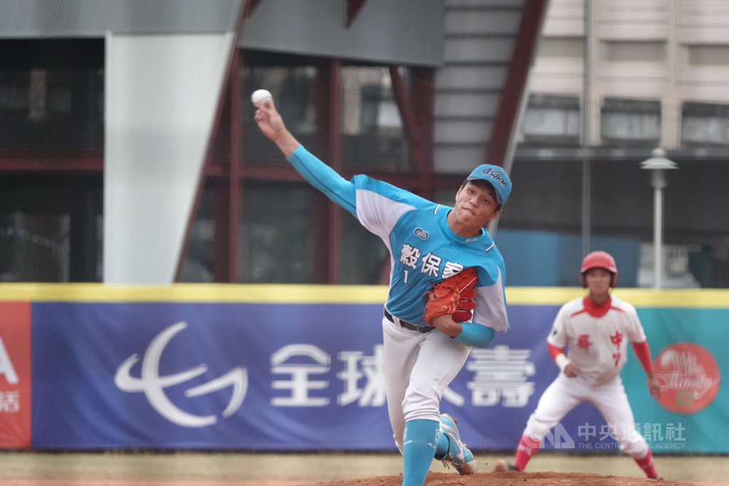 2020年第8屆黑豹旗全國高中棒球大賽持續進行中,穀保家商27日8強戰與屏東高中交手,穀保主力投手潘文輝後援登板,最快球速飆出154公里。中央社記者謝靜雯攝 109年11月27日