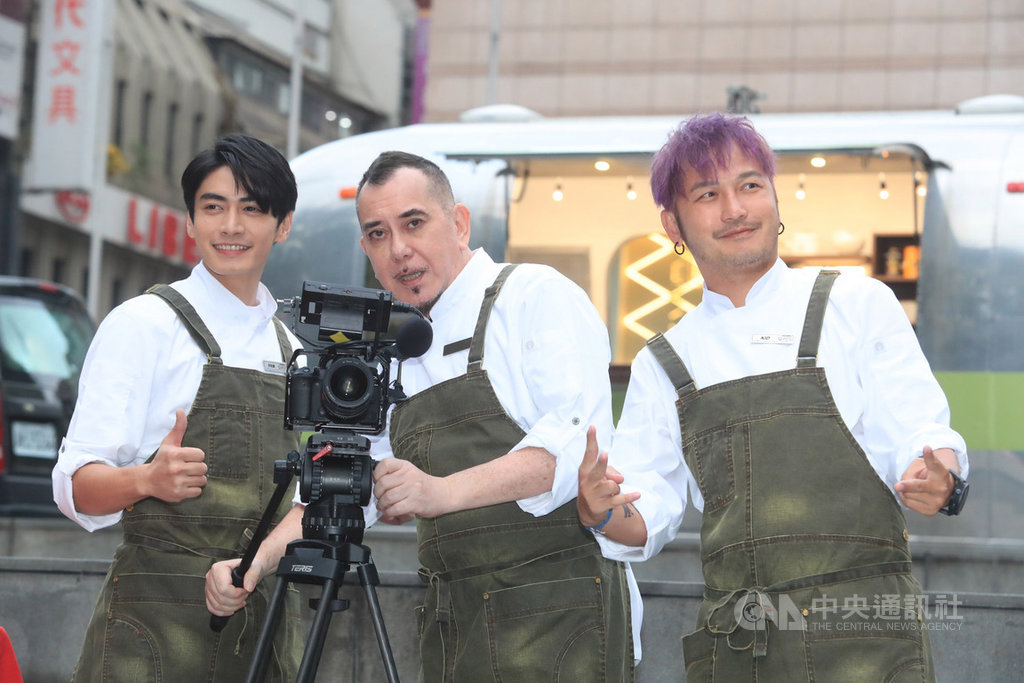 「開著餐車交朋友」27日下午在台北舉行開鏡儀式,香港演員黃秋生(中)和藝人KID林柏昇(右)、宋柏緯(左)出席。中央社記者吳家昇攝 109年11月27日