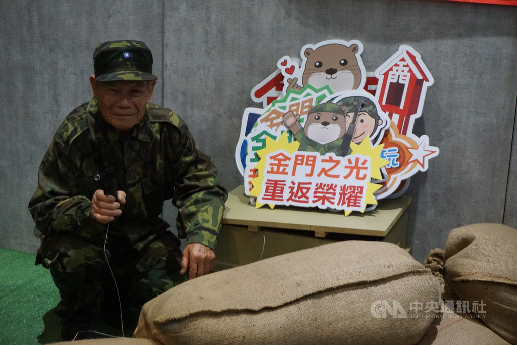 2020金門老兵召集令活動12月15日將結束,來自雲林的82歲林看27日報到,這是他退伍後首次重返金門。他開心穿上迷彩軍服、拿著手槍拍照,重溫往日時光。中央社記者黃慧敏攝 109年11月27日