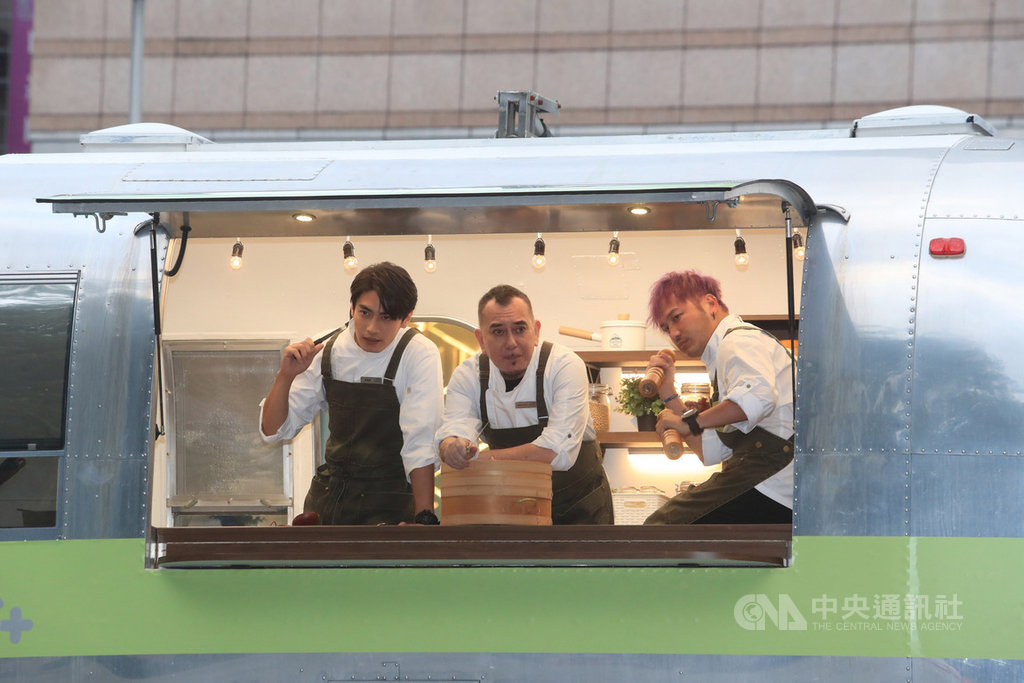 「開著餐車交朋友」開鏡儀式27日下午在台北舉行,香港演員黃秋生(中)和藝人KID林柏昇(右)、宋柏緯(左)出席,3人在餐車內合影。中央社記者吳家昇攝 109年11月27日
