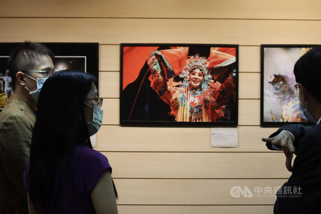 駐新加坡台北代表處台北藝廊「台星人文風情紀實」攝影展27日開幕,共展出60張照片。中央社記者侯姿瑩新加坡攝 109年11月27日