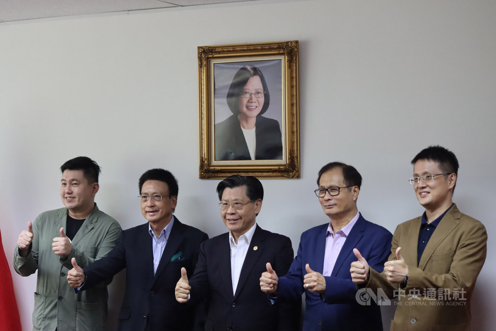 駐新加坡台北代表處台北藝廊「台星人文風情紀實」攝影展27日開幕,駐星代表梁國新(中)與參展攝影師陳威豪(右一)、沈宗祐(左一)等人合影。中央社記者侯姿瑩新加坡攝 109年11月27日