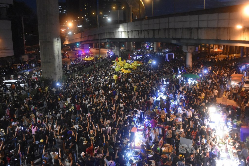 泰國反政府示威人士27日聚集在曼谷北邊的拉拋路口,表達反對政變的訴求。中央社記者呂欣憓曼谷攝 109年11月27日