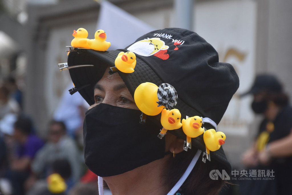 泰國反政府示威人士27日聚集在曼谷北邊的拉拋路口,表達反對政變的訴求。圖為抗議人士把小鴨裝飾品別在帽沿上。中央社記者呂欣憓曼谷攝 109年11月27日