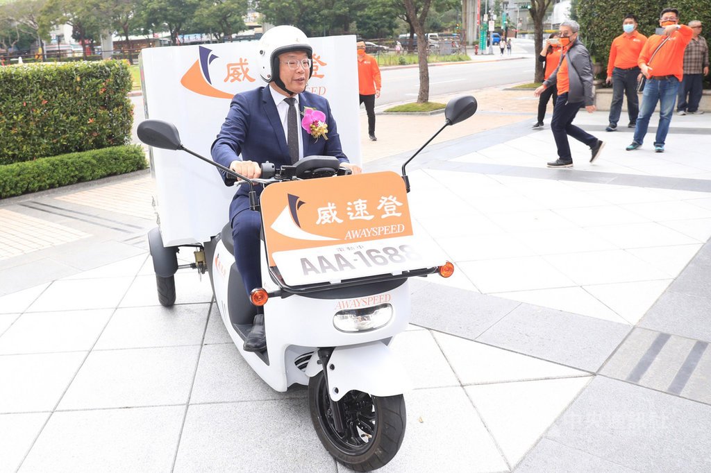 威剛科技旗下品牌威速登27日在台北發表商用電動三輪車,立法院副院長蔡其昌(前)出席與會,並親自試騎電動車。中央社記者吳家昇攝 109年11月27日