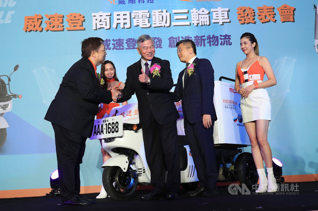 威速登商用電動三輪車發布記者會27日在台北舉行,威剛董事長陳立白(前左)與行政院副院長沈榮津(前左2)、立法院副院長蔡其昌(前右2)一起為電動車揭幕。中央社記者吳家昇攝 109年11月27日