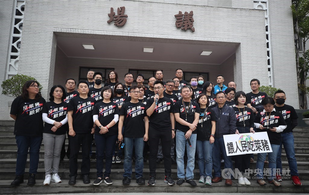 行政院長蘇貞昌27日赴立法院進行施政報告並備質詢,國民黨祭杯葛手段,導致質詢場面混亂,並數度與民進黨立委爆發衝突。國民黨並質疑施政報告程序有瑕疵。中央社記者張新偉攝 109年11月27日