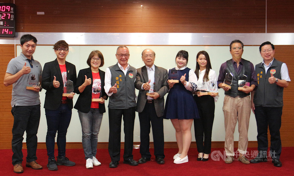 苗栗縣長徐耀昌(左4)27日在縣府接見表揚文史專家黃鼎松(左5)等藝文領域表現傑出人士,分別頒發「苗栗之光」獎座。中央社記者管瑞平攝 109年11月27日