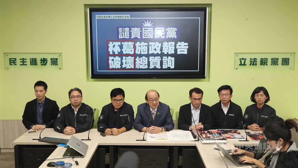 行政院長蘇貞昌27日赴立法院進行施政報告並備質詢遭國民黨杯葛,導致場面混亂,並數度與民進黨立委爆發肢體衝突。民進黨立院黨團總召柯建銘(中)下午在記者會中指國民黨逃避質詢、用最野蠻的方式消耗國家成本。中央社記者張新偉攝 109年11月27日