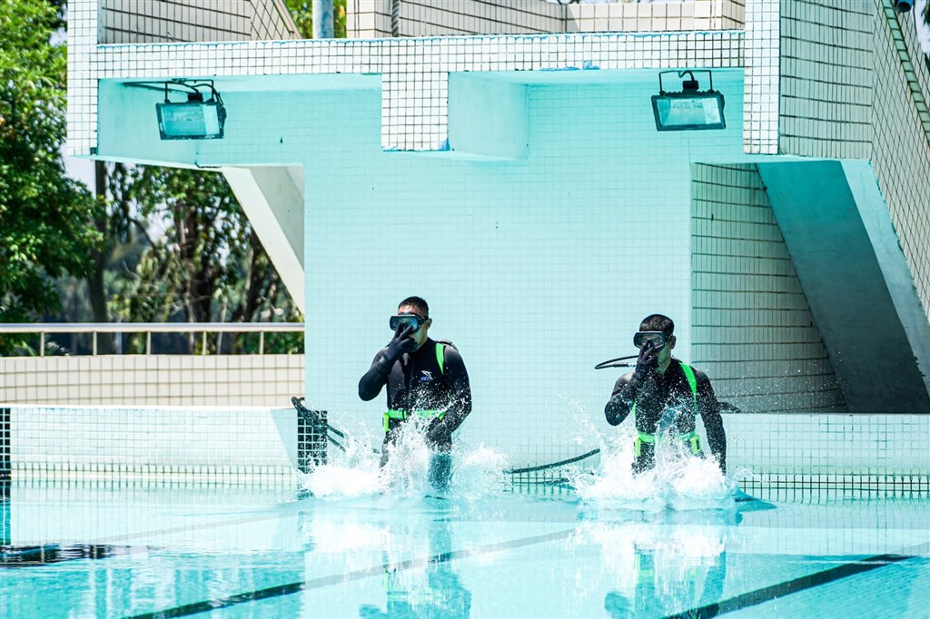 海軍艦隊指揮部27日表示,水下作業大隊水械專長班一名邱姓中士26日在泳池進行訓練評鑑期間發生異常,搶救後已轉至加護病房治療。圖為海軍水下作業大隊訓練情形,非新聞事件現場。(圖取自facebook.com/ROCNAVY.tw)