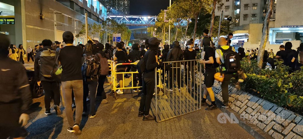 香港兩名「反送中」運動支持者2019年11月中在將軍澳富康花園參與悼念科技大學學生周梓樂的示威集會,期間襲擊附近一名居民。同時被法官重判入獄3年8個月。圖為當時示威集會現場。(中央社檔案照片)