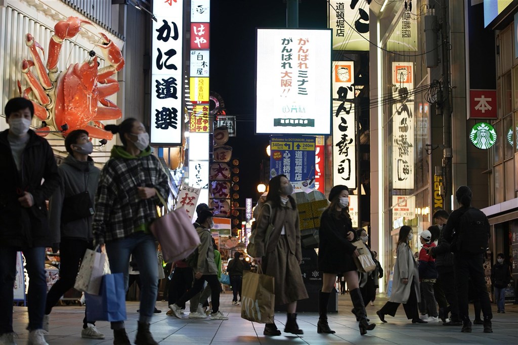日本近期武漢肺炎迅速擴散,日本政府考慮要在3週內集中徹底防疫,與地方政府聯手,要求餐廳縮短營業時間等,在醫療體系難以負荷前遏止疫情。圖為26日大阪街道人潮。(共同社)