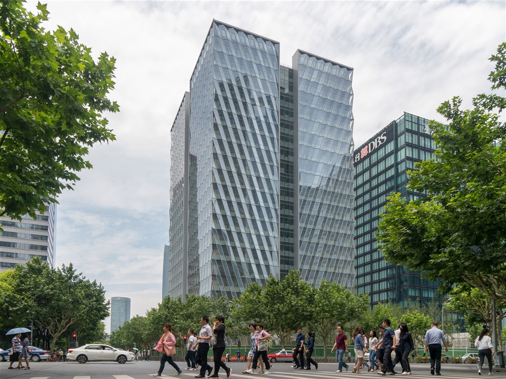 路透社報導,鴻海集團應蘋果公司要求,將部分iPad和MacBook組裝線從中國轉移到越南。圖中波浪外型建築為為鴻海富士康上海總部大樓。(中新社)