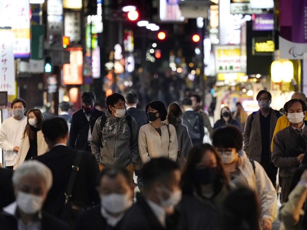 日本東京都27日新增武漢肺炎確診570例,超過21日才剛創下的單日新增539例最高紀錄。圖為東京街頭民眾戴口罩防疫。(共同社)