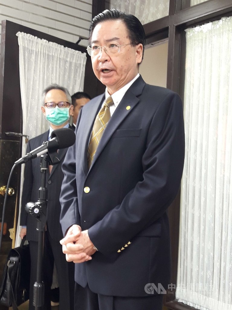 駐美國代表處近日新增9人確診武漢肺炎受關注,外交部長吳釗燮(前)27日在立法院受訪表示,全員檢測,全館消毒,核心工作不受影響。中央社記者范正祥攝 109年11月27日
